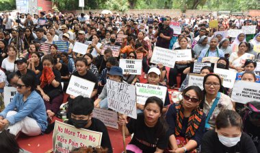 YENİ DELHI INDIA 24 Haziran 2023 Kuki kabilesi üyeleri ve destekçileri, 24 Haziran 2023 tarihinde Yeni Delhi Hindistan 'da Jantar Mantar eyaletindeki sözde etnik temizliğe karşı düzenlenen kabile dayanışmasına katıldılar.