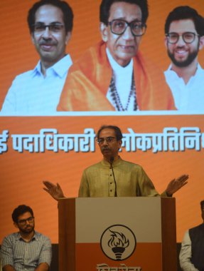 MUMBAI INDIA JUNE 24 Haziran 2023 Shiv Sena Uddhav Balasaheb Thackeray Başkanı Uddhav Thackeray, parti temsilcileri ve devlet temsilcilerinin Shivaji Mandir Dadar 'da 24 Haziran 2023 tarihinde Mumbai Hindistan' da yaptığı toplantıda konuşuyor.