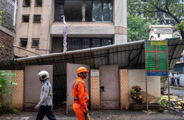 MUMBAI INDIA 25 Haziran 2023 Ulusal Afet Müdahale Gücü NDRF personeli 25 Haziran 2023 'te Hindistan Satish Bate Hindustan Times tarafından çekilmiştir.