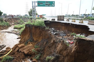 GURUGRAM INDIA 25 HAZİRAN 2023 Şiddetli yağmur nedeniyle SPR Güney Periferik Yolu 'nun büyük bir kısmı 25 Haziran 2023 tarihinde Hindistan Gurugram' da Ulusal Otoyol 'da yonca yaprağı yakınlarında 74A sektörüne göçtü.