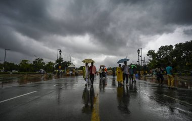YENİ DELHI INDIA 25 HAZİRAN 2023 Kartavya Yolu üzerinde kara bulut 25 Haziran 2023 tarihinde yağmurlu bir sabahta Yeni Delhi Hindistan 'da sağanak yağış ile birlikte başkent Delhi' nin bazı bölgelerini ve bitişik bölgelerini yıldırımlar vurdu.