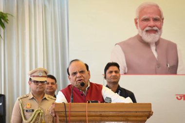 NEW DELHI INDIA 26 Haziran 2023 Vinai Kumar Saxena Vali Yardımcısı SSI Endüstri Bölgesi Jahang 'daki bir tesiste Uluslararası Uyuşturucu Bağımlılığı ve Yasadışı Kaçakçılığa Karşı Gününde Delhi' de bir kitle imha programında konuşma yapıyor.