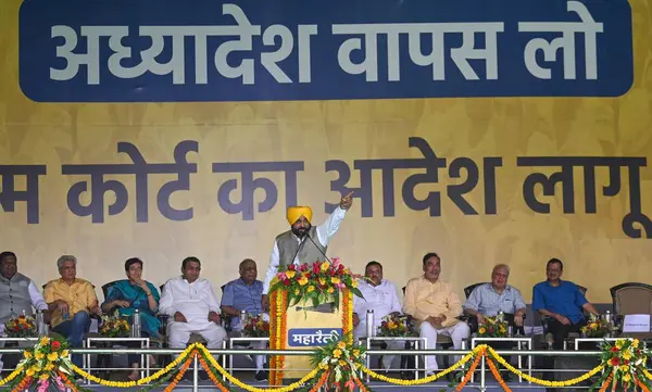 NEW DELHI INDIA 11 Haziran 2023 Bhagwant Mann Pencap başkanı Delhi 'deki Ramlila Meydan' da 11 Haziran 2023 tarihinde Yeni Delhi Hindistan Kejriwal 'daki idari servisler üzerindeki denetim kararına karşı düzenlenen mega mitingde konuşma yaptı.