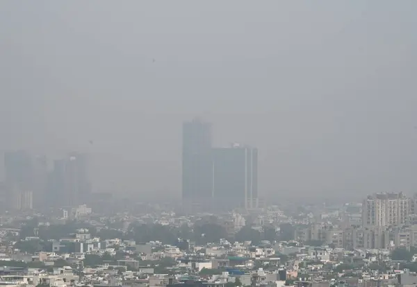 NOIDA INDIA 18 Haziran 2023 Şehir manzarası yoğun sis altında 18 Haziran 2023 'te yükselen hava kirliliği seviyeleri Noida Hindistan Fotoğrafı: Sunil Ghosh Hindustan Times