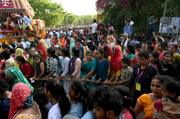 NOIDA İNDIA 20 HAZİRAN 2023 Hayranları, 20 Haziran 2023 tarihinde Noida Hindistan 'da bulunan 121. Bölge' de düzenlenen Jagannath Rath Yatra Festivali sırasında Hindu tanrıları Lord Jagannath ve kız kardeşi Subhadra 'nın savaş arabasını hevesle çektiler.