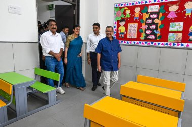 YENİ DELHI INDIA JUNE 26 Haziran 2023 Arvind Kejriwal Delhi başbakanı ve Delhi Atishi Eğitim Bakanı Sarvoda Co School Libas 'da yeni inşa edilen okulun açılışı sırasında sınıflara bir göz atın