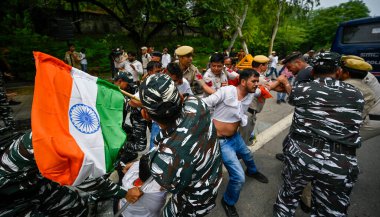 YENİ DELHI INDIA JUNE 27 Haziran 2023 Delhi Polisi ve paramiliter personeli, Delhi Başbakanı Arvind Kejriwal 'ın yetkisiz c' ye karşı düzenlenen protesto sırasında Akhil Bharatiya Vidyarthi Parishad ABVP Öğrenci Birliği üyesini gözaltına aldı