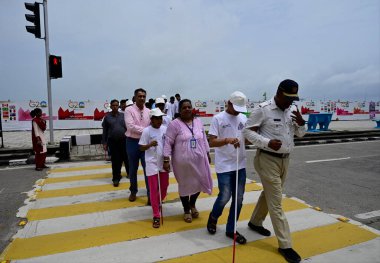 MUMBAI INDIA 27 HAZİRAN 2023 Kör öğrenciler Worli deniz yüzeyindeki trafik işaretinde bir gösteri düzenlediler. Bu, Helen Keller Günü hakkında halkı araçlarını durdurmaları gerektiği konusunda bilgilendirmek içindi.