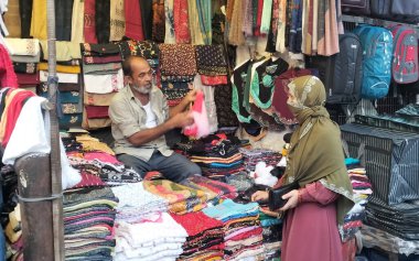 YENİ DELHI INDIA 28 HAZİRAN 2023 Müslüman insan Meena Bazar Jama Mescid 'den 28 Haziran 2023' te Yeni Delhi Hindistan 'da Kurban Bayramı' ndan bir gün önce İtaat Günü için hazırlanıyor.