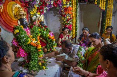 MUMBAI INDIA 28 Haziran 2023 Satish Bate Hindustan Times tarafından Hindistan 'da 28 Haziran 2023 tarihinde Aashadi Ekadashi' nin Wadala 'da tapınağın içinde Tanrı Vitthal ve Rukmini' ye dua sunulmaktadır.
