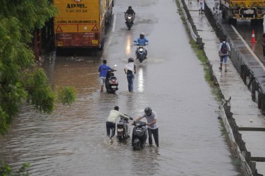 GURUGRAM INDIA 29 HAZİRAN 2023 Bir banliyö yolcusu, Narsinghpur köyü yakınlarındaki 48 numaralı Ulusal Otoyol 'da 29 Haziran 2023 tarihinde Hindistan Gurugram' da Parveen Kumar Hindustan Times tarafından çekilmiştir.