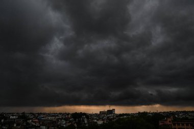 NEW DELHI INDIA 29 HAZİRAN 2023 Shadipur 'da gökyüzünde süzülen kara bulutlar 29 Haziran 2023' te Yeni Delhi Hindistan Fotoğrafı: Sanchit Khanna Hindustan Times