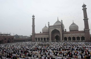 YENİ DELHI INDIA 29 Haziran 2023 Müslümanlar tarihi Jama Mescidi 'nde namaz kılmak için 29 Haziran 2023' te Yeni Delhi 'de Yeni Delhi' de Kurban Bayramı 'nda, Bakra Bakrid al Adha Kurban Bayramı veya Qurban Bayarami olarak da bilinir.