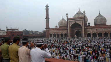 YENİ DELHI INDIA 29 Haziran 2023 Müslümanlar tarihi Jama Mescidi 'nde namaz kılmak için 29 Haziran 2023' te Yeni Delhi 'de Yeni Delhi' de Kurban Bayramı 'nda, Bakra Bakrid al Adha Kurban Bayramı veya Qurban Bayarami olarak da bilinir.