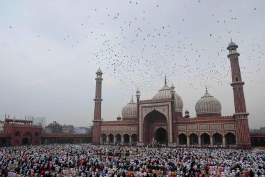 YENİ DELHI INDIA 29 Haziran 2023 Müslümanlar tarihi Jama Mescidi 'nde namaz kılmak için 29 Haziran 2023' te Yeni Delhi 'de Yeni Delhi' de Kurban Bayramı 'nda, Bakra Bakrid al Adha Kurban Bayramı veya Qurban Bayarami olarak da bilinir.