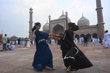 YENİ DELHI INDIA 29 Haziran 2023 Çocuklar tarihi Jama Mescidi 'nde namaz kıldıktan sonra 29 Haziran 2023' te Yeni Delhi 'de Yeni Delhi' de Kurban Bayramı 'nda ya da Bakra Bakrid al Adha Kurban Bayramı' nda ya da Qurban Baya 'da Qurban Baya' da oynadılar.