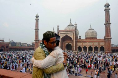 YENİ DELHI INDIA 29 Haziran 2023 Müslümanlar tarihi Jama Mescidi 'nde namaz kılmak için 29 Haziran 2023' te Yeni Delhi 'de Yeni Delhi' de Kurban Bayramı 'nda, Bakra Bakrid al Adha Kurban Bayramı veya Qurban Bayarami olarak da bilinir.
