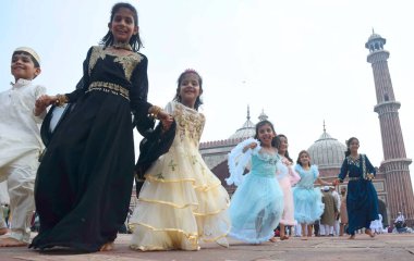 YENİ DELHI INDIA 29 Haziran 2023 Çocuklar tarihi Jama Mescidi 'nde namaz kıldıktan sonra 29 Haziran 2023' te Yeni Delhi 'de Yeni Delhi' de Kurban Bayramı 'nda ya da Bakra Bakrid al Adha Kurban Bayramı' nda ya da Qurban Baya 'da Qurban Baya' da oynadılar.