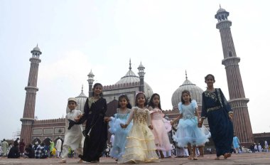 YENİ DELHI INDIA 29 Haziran 2023 Çocuklar tarihi Jama Mescidi 'nde namaz kıldıktan sonra 29 Haziran 2023' te Yeni Delhi 'de Yeni Delhi' de Kurban Bayramı 'nda ya da Bakra Bakrid al Adha Kurban Bayramı' nda ya da Qurban Baya 'da Qurban Baya' da oynadılar.