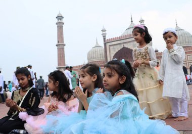 YENİ DELHI INDIA 29 Haziran 2023 Çocuklar tarihi Jama Mescidi 'nde namaz kıldıktan sonra 29 Haziran 2023' te Yeni Delhi 'de Yeni Delhi' de Kurban Bayramı 'nda ya da Bakra Bakrid al Adha Kurban Bayramı' nda ya da Qurban Baya 'da Qurban Baya' da oynadılar.