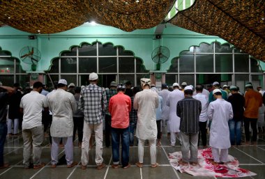 NOIDA INDIA 29 Haziran 2023 Müslümanlar, 29 Haziran 2023 tarihinde Noida Hindistan 'da Ramazan ayında 8. Jama Mescidi' nde Kurban Bayramı için namaz kıldılar. Bakra Bakrid al Adha Kurban Bayramı ya da Qurban Bayarami, İslami Bayarami 'dir.