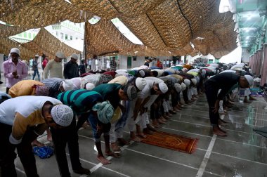 NOIDA INDIA 29 Haziran 2023 Müslümanlar, 29 Haziran 2023 tarihinde Noida Hindistan 'da Ramazan ayında 8. Jama Mescidi' nde Kurban Bayramı için namaz kıldılar. Bakra Bakrid al Adha Kurban Bayramı ya da Qurban Bayarami, İslami Bayarami 'dir.