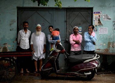 NOIDA INDIA 29 Haziran 2023 Müslümanlar, 29 Haziran 2023 'te Noida Hindistan' da yağmurlu bir günde 8. Jama Mescidi 'nde Kurban namazını kılmak için bekliyorlar. Bakra Bakrid al Adha Kurban Bayramı ya da Qurban Bayarami, İslami bayramdır.