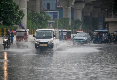 NOIDA INDIA HAZİRAN 29 HAZİRAN 2023 Suyun yoğun olduğu bir yoldan 29 Haziran 2023 'te Noida Hindistan' da Sunil Ghosh Ghosstan Times tarafından çekilmiştir.