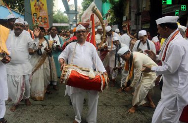 MUMBAI INDIA 29 HAZİRAN 2023 Hacılar, 29 Haziran 2023 'te Wadala' daki Vitthal Mandir 'de Ashadhi Ekadashi vesilesiyle Bhushan Koyande Hindustan Times tarafından çekilmiştir.