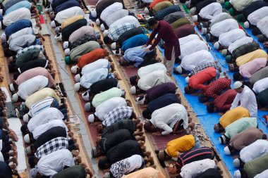 MUMBAI INDIA 29 Haziran 2023 Müslümanlar, 29 Haziran 2023 'te Mumbai Hindistan' da Kurban Bayramı vesilesiyle Bandra İstasyonu 'nun önünde namaz kılıyor. Bakra Kurban Bayramı olarak da bilinen Kurban Bayramı, Bayarami İslami bayramıdır.