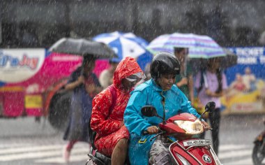 MUMBAI INDIA HAZİRAN 30 HAZİRAN 2023 Parel 'de 30 Haziran 2023 tarihinde şiddetli yağmurdan geçen insanlar Hindistan' da Satish Bate Hindustan Times tarafından çekilmiştir.