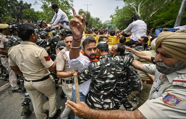 YENİ DELHI INDIA JUNE 27 Haziran 2023 Delhi Polisi ve paramiliter personeli, Delhi Başbakanı Arvind Kejriwal 'ın yetkisiz c' ye karşı düzenlenen protesto sırasında Akhil Bharatiya Vidyarthi Parishad ABVP Öğrenci Birliği üyesini gözaltına aldı