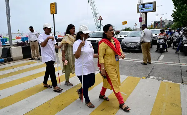 MUMBAI INDIA 27 HAZİRAN 2023 Kör öğrenciler Worli deniz yüzeyindeki trafik işaretinde bir gösteri düzenlediler. Bu, Helen Keller Günü hakkında halkı araçlarını durdurmaları gerektiği konusunda bilgilendirmek içindi.