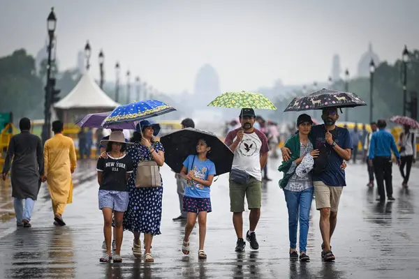 NEW DELHI INDIA 29 HAZİRAN 2023 Yağmurlu bir günde Hindistan Kapısı 'nda 29 Haziran 2023' te Yeni Delhi Hindistan Fotoğrafı Sanchit Khanna Hindustan Times
