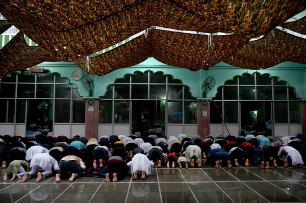 NOIDA INDIA 29 Haziran 2023 Müslümanlar, 29 Haziran 2023 tarihinde Noida Hindistan 'da Ramazan ayında 8. Jama Mescidi' nde Kurban Bayramı için namaz kıldılar. Bakra Bakrid al Adha Kurban Bayramı ya da Qurban Bayarami, İslami Bayarami 'dir.