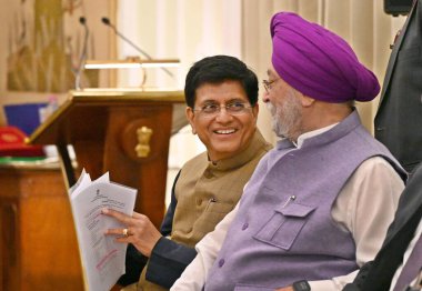 NEW DELHI INDIA HAZİRAN 12023 Birlik Ticaret Bakanı Piyush Goyal ile Hardeep Singh Puri, Hindistan ve Nepal başbakanlarının Hyderabad House 'da düzenledikleri ortak basın toplantısında, Perşembe günü Yeni Delhi Hindistan ve Nepal' de açıklamalarını yaptı.