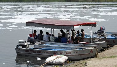 NEW DELHI INDIA 2 HAZİRAN 2023 ITO yakınlarındaki Yamuna suyunda 2 Haziran 2023 tarihinde yüzen zehirli köpük görüntüsü Yamuna 'da yüzen tehlikeli köpük amonyak seviyesinin artması ve yüksek fosfat içeriğinin neden olduğu