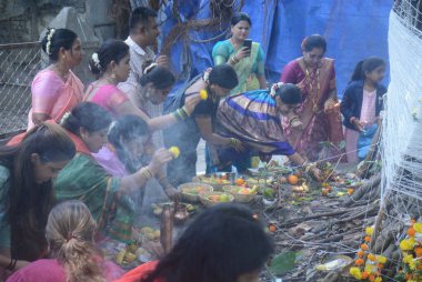MUMBAI INDIA 3 HAZİRAN 2023 Geleneksel giyinmiş evli kadınlar etrafındaki Banyan ağacına iplikler bağlayıp Vat Savitri Vrat 'ı kocalarının refahı ve uzun yaşamı için tutarlar ve her kocalarında aynı şeyi arzularlar.