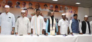 PATNA INDIA 3 Haziran 2023 Bihar Kongresi Başkanı Akhilesh Prasad Singh ve parti liderleri Shakti Singh Gohil Bhakt Charan Das Tariq Anwar ve diğerleri parti hukuku sırasında Odhisha 'da tren kazasında hayatını kaybedenler için iki dakika sessizce dua ettiler.