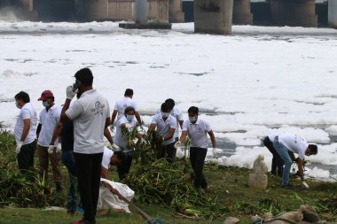 NEW DELHI INDIA 4 HAZİRAN 2023 Yamuna Nehri 'nin temizlenmesi ve insan zincirinin kurulması için gruplar halinde Yamuna Sansad' ın 4 Haziran 2023 'teki Dünya Çevre Günü arifesinde Yeni Delhi' de düzenlenen girişim sırasında Yamuna 'yı kirlilikten kurtarmak için bir araya geldiler.