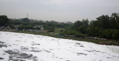 NEW DELHI INDIA 4 HAZİRAN 2023 Yamuna Nehri 'nin temizlenmesi ve insan zincirinin kurulması için gruplar halinde Yamuna Sansad' ın 4 Haziran 2023 'teki Dünya Çevre Günü arifesinde Yeni Delhi' de düzenlenen girişim sırasında Yamuna 'yı kirlilikten kurtarmak için bir araya geldiler.