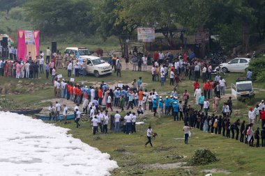 NEW DELHI INDIA 4 HAZİRAN 2023 Yamuna Nehri 'nin temizlenmesi ve insan zincirinin kurulması için gruplar halinde Yamuna Sansad' ın 4 Haziran 2023 'teki Dünya Çevre Günü arifesinde Yeni Delhi' de düzenlenen girişim sırasında Yamuna 'yı kirlilikten kurtarmak için bir araya geldiler.