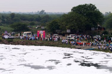 NEW DELHI INDIA 4 HAZİRAN 2023 Yamuna Nehri 'nin temizlenmesi ve insan zincirinin kurulması için gruplar halinde Yamuna Sansad' ın 4 Haziran 2023 'teki Dünya Çevre Günü arifesinde Yeni Delhi' de düzenlenen girişim sırasında Yamuna 'yı kirlilikten kurtarmak için bir araya geldiler.