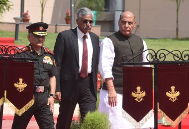 NEW DELHI INDIA 5 Haziran 2023 Hint Silahlı Kuvvetleri Genelkurmay Başkanı Korgeneral Anil Chauhan ve Raksha Mantri Rajnath Singh, Hindistan Savunma Bakanı Giridhar Aramane ile birlikte ABD Savunma Bakanı Lloyd Austin, Tri