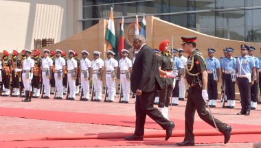 NEW DELHI INDIA 5 Haziran 2023 ABD Savunma Bakanı Lloyd Austin, 5 Haziran 2023 'te Sonu Meht tarafından Yeni Delhi Hindistan' da çekilen fotoğrafta, Manekshaw Center Delhi Cantt 'da görünmeyen Raksha Mantri Rajnath Singh' in huzurunda Tri Onur Muhafızlarını denetledi.