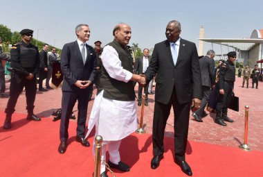 NEW DELHI INDIA 5 Haziran 2023 Hindistan Savunma Bakanı Rajnath Singh, 5 Haziran 2023 tarihinde Manekshaw Centre Delhi Cantt 'da denetleme sırasında ABD Savunma Bakanı Lloyd Austin ile tokalaştı.