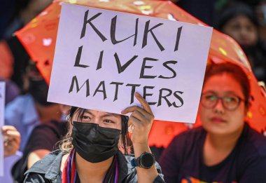 YENİ DELHI INDIA 7 Haziran 2023 Kuki Kabilesi 'nden kadınlar, 7 Haziran 2023' te Sanchit Khanna Hindustan Times tarafından Yeni Delhi Hindistan 'da çekilen fotoğrafta Manipur' da Kuki Zomi halkına yönelik şiddet iddiaları için adalet arayan pankartlar taşıdılar.