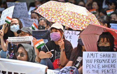 YENİ DELHI INDIA 7 Haziran 2023 Kuki Kabilesi 'nden kadınlar, 7 Haziran 2023' te Sanchit Khanna Hindustan Times tarafından Yeni Delhi Hindistan 'da çekilen fotoğrafta Manipur' da Kuki Zomi halkına yönelik şiddet iddiaları için adalet arayan pankartlar taşıdılar.