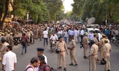 LUCKnow INDIA 7 Haziran 2023 gangster Sanjeev Jeeva 'nın eski yüksek mahkeme binasında 7 Haziran 2023' te öldürülmesinin ardından Lucknow Yüksek Mahkemesi 'nin önünde görevlendirilen polis memuru Deepak Gupta Hindustan Times tarafından çekilmiştir.