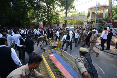 LUCKnow INDIA 7 Haziran 2023 Lucknow Yüksek Mahkemesi önünde gangsterler Sanjeev Jeeva 'nın 7 Haziran 2023 tarihinde Lucknow Hindistan' da öldürülmesinin ardından protesto eden avukatlar Deepak Gupta Hindustan Times tarafından çekilmiştir.